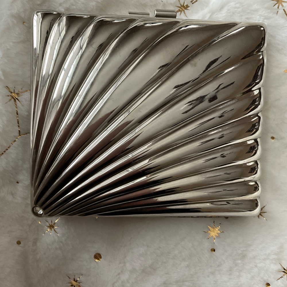 Vintage 1960s Silver Metal Clamshell Clutch with Chain Strap